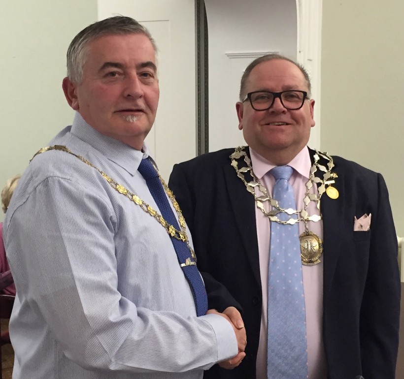 (l-r) Frodsham's new deputy mayor cllr Alan Oulton and  mayor cllr Mallie Poulton